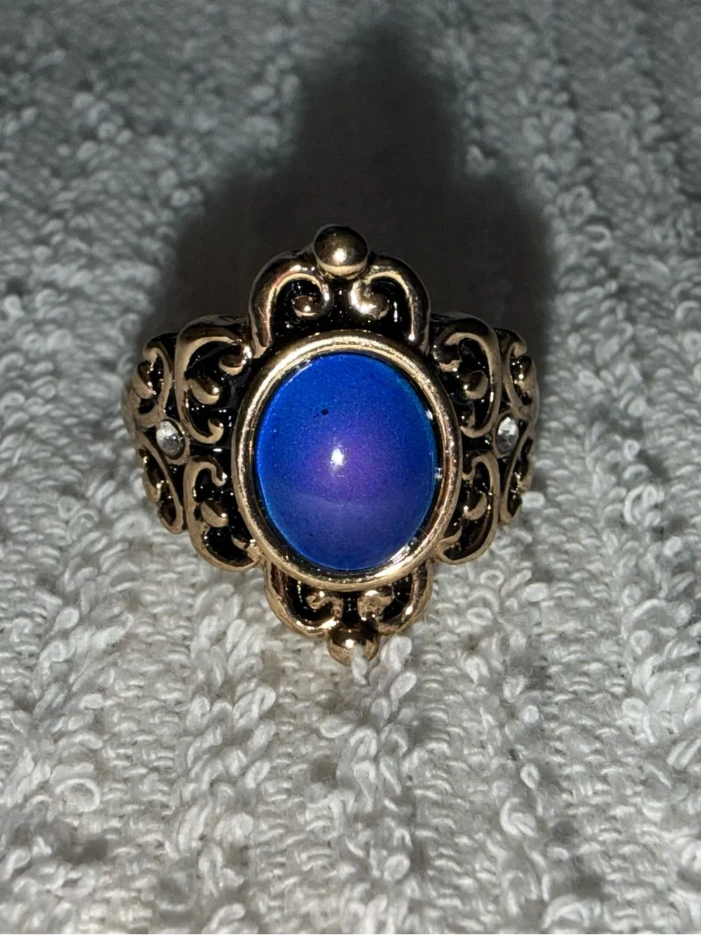 Vintage-Style Gold Filigree Mood Ring with Blue Purple Cabochon